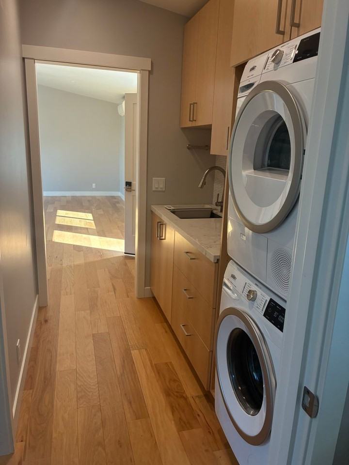 1665 Laurel Ave #B - Photo 2 of 11