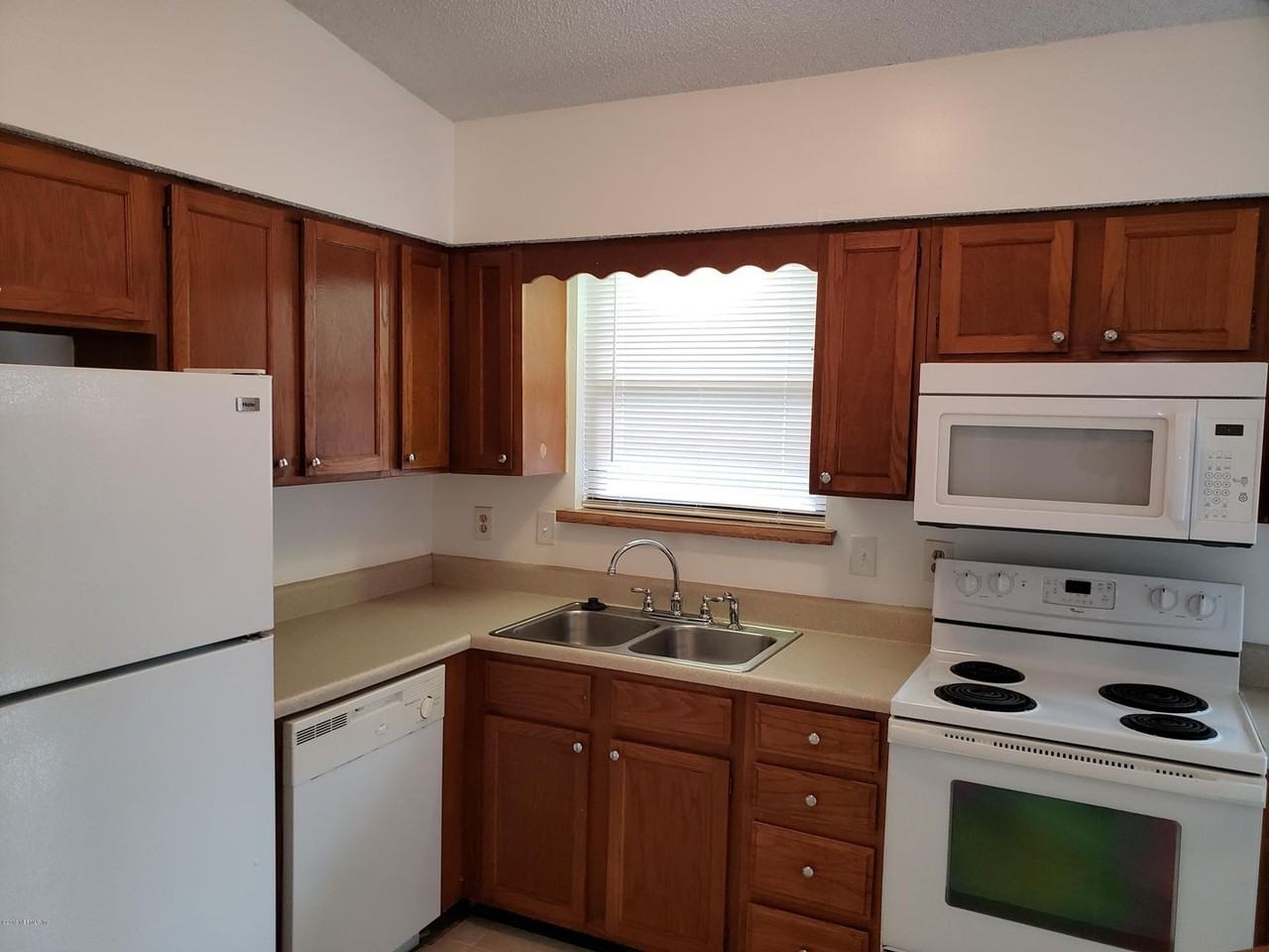 2661 San Francisco Blvd Unit B - Photo 3 of 18