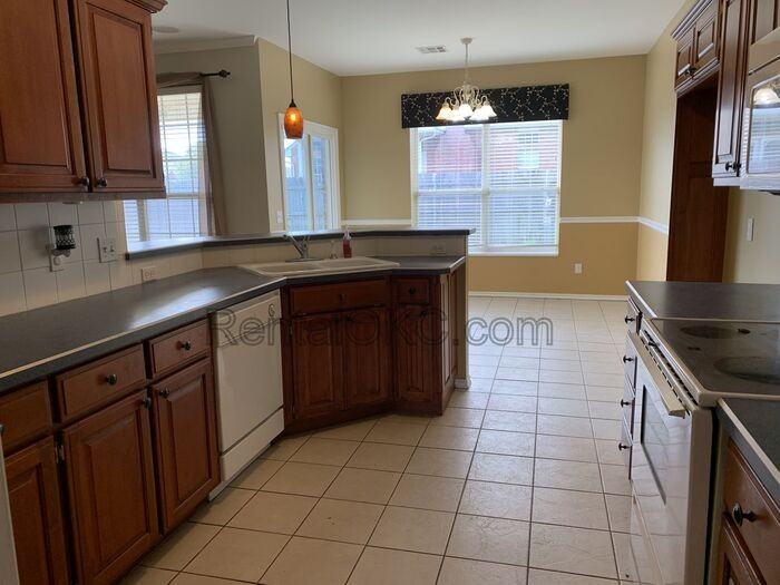 1724 Hemingway Dr - Photo 3 of 14