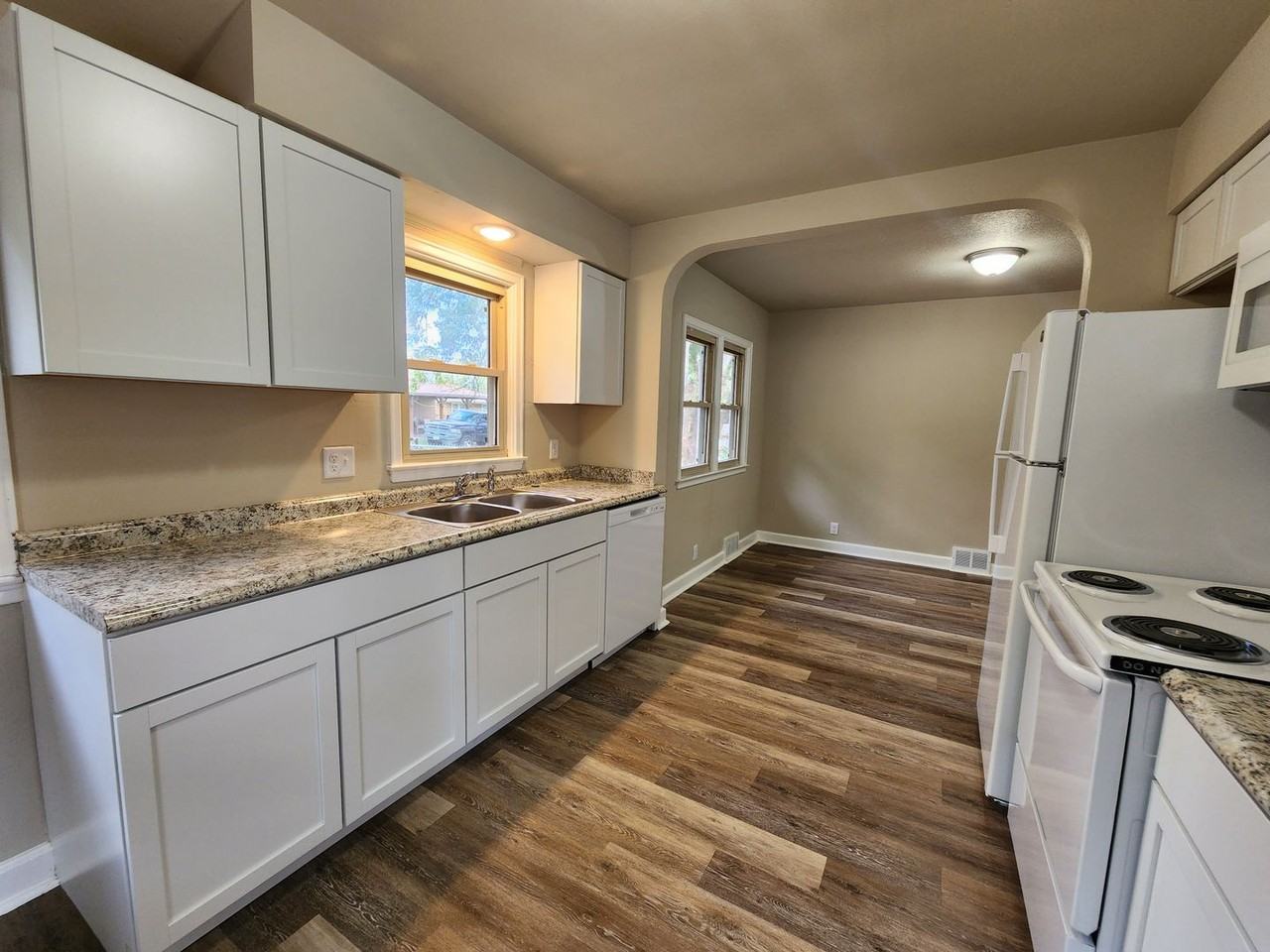 111 Virginia Ave - Photo 4 of 19