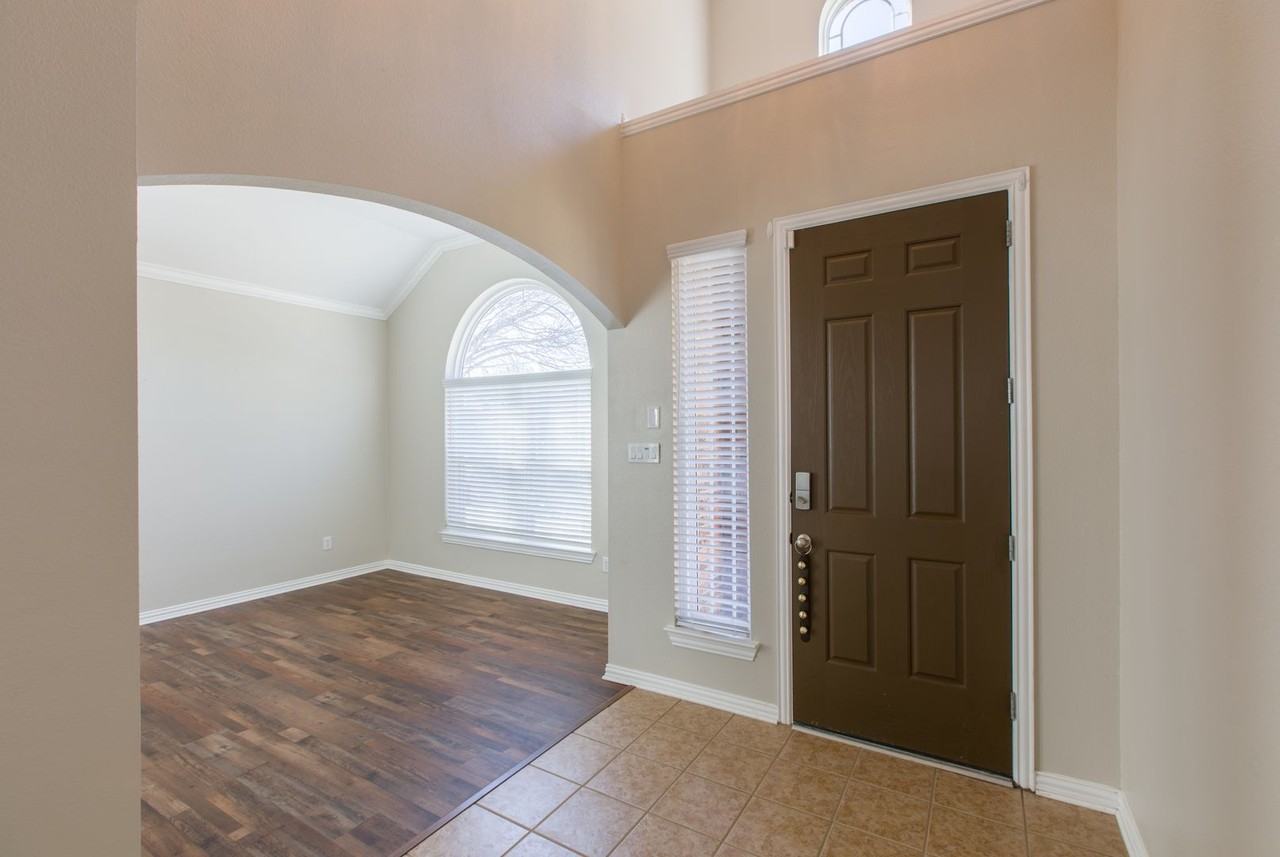 7909 Amesbury Ln - Photo 3 of 25