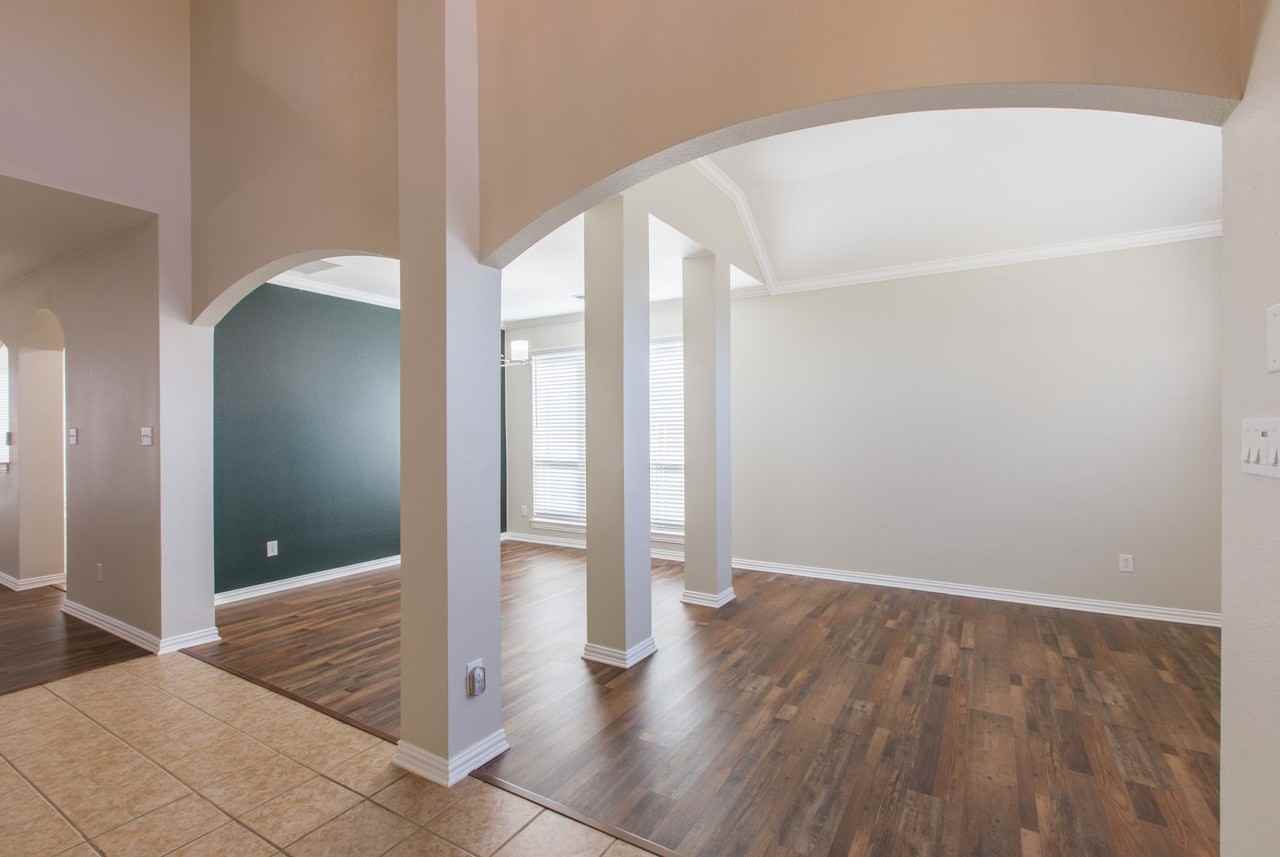 7909 Amesbury Ln - Photo 4 of 25