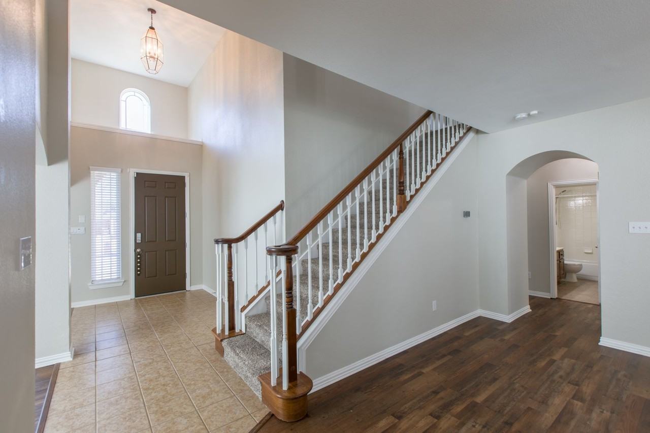 7909 Amesbury Ln - Photo 6 of 25