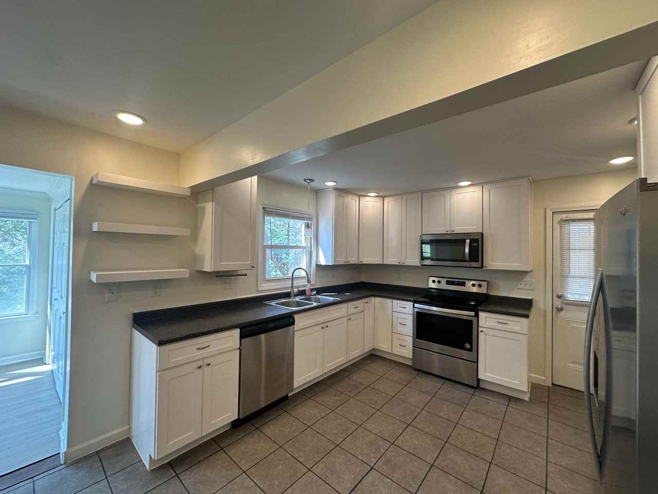 2250 Fairview St - Photo 2 of 11