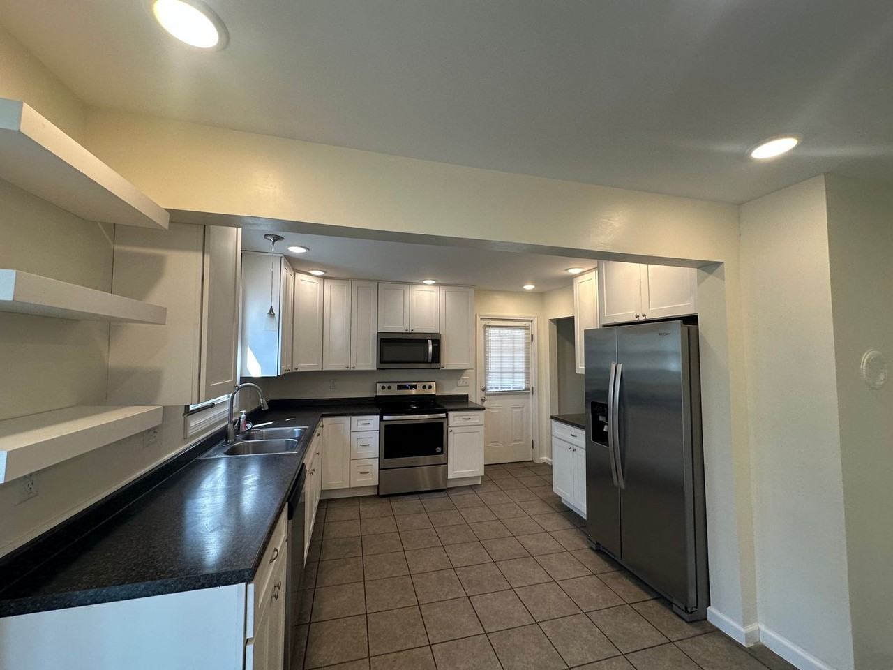 2250 Fairview St - Photo 4 of 11