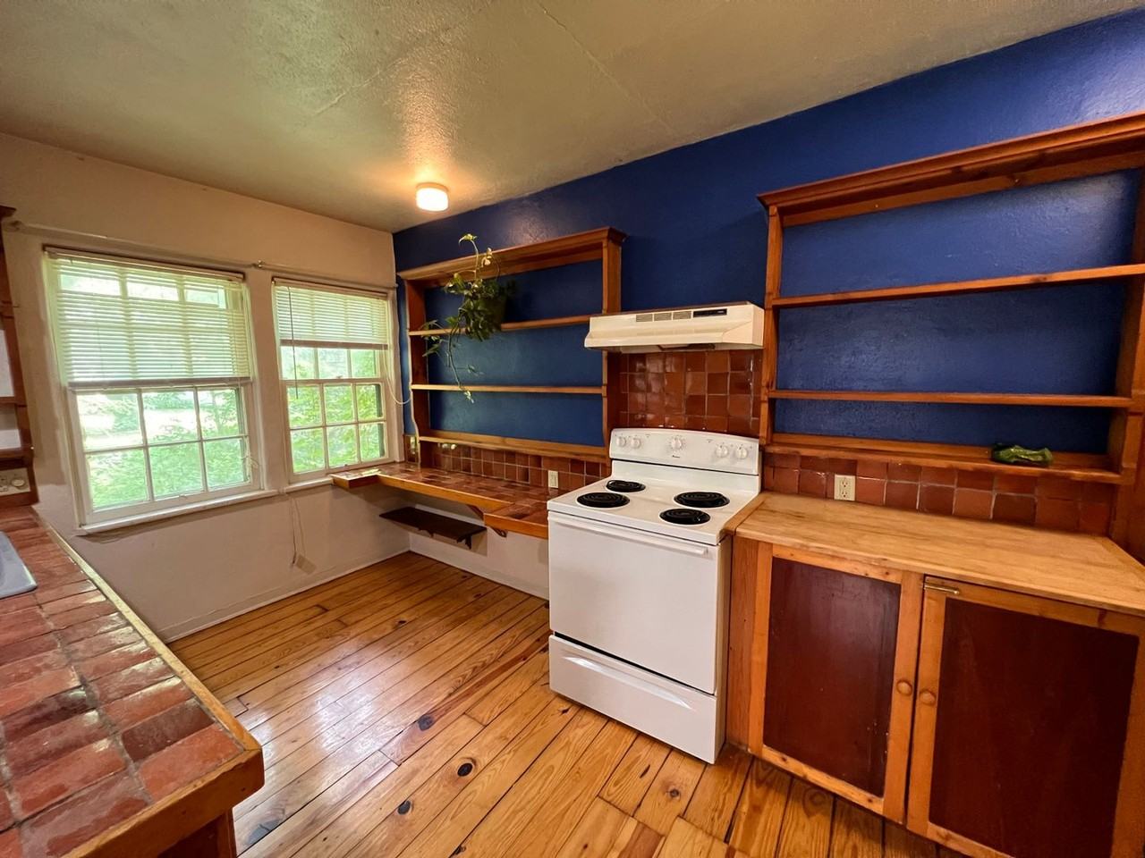 1324 Muscatine Ave - Photo 2 of 12