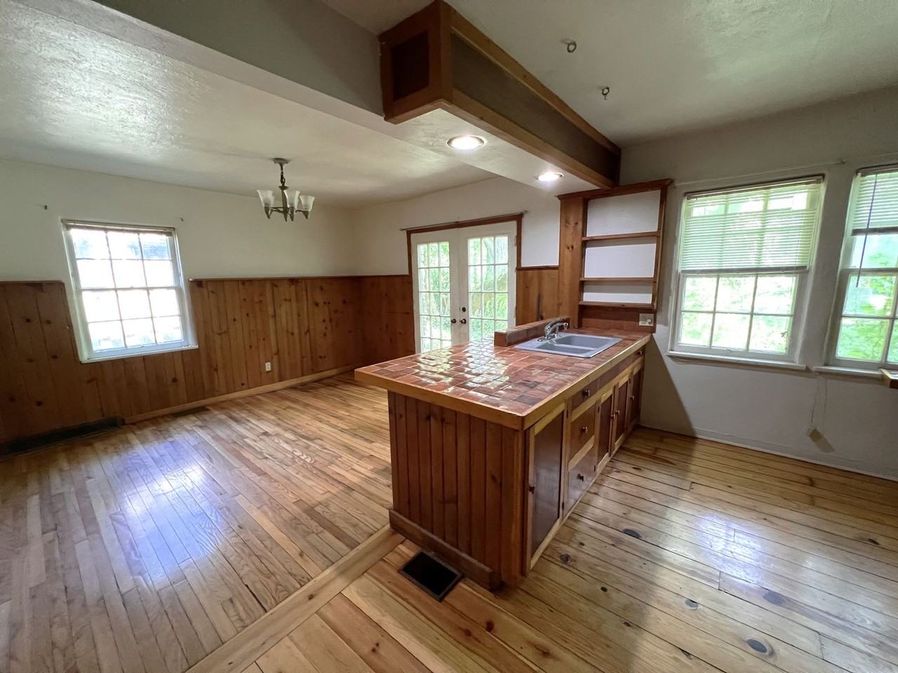 1324 Muscatine Ave - Photo 3 of 12