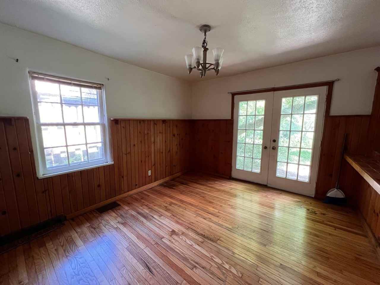 1324 Muscatine Ave - Photo 4 of 12