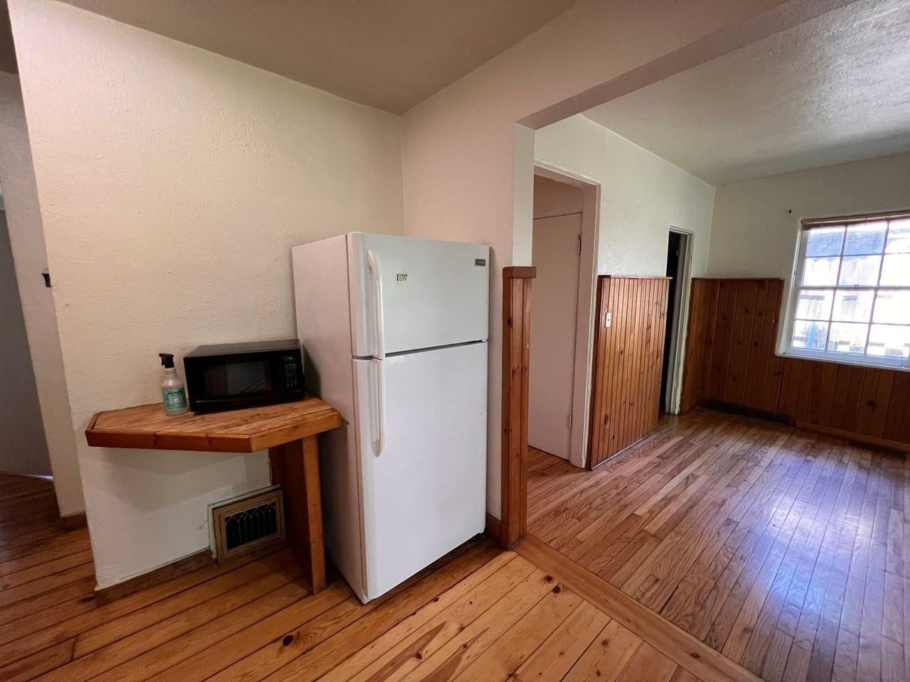 1324 Muscatine Ave - Photo 6 of 12