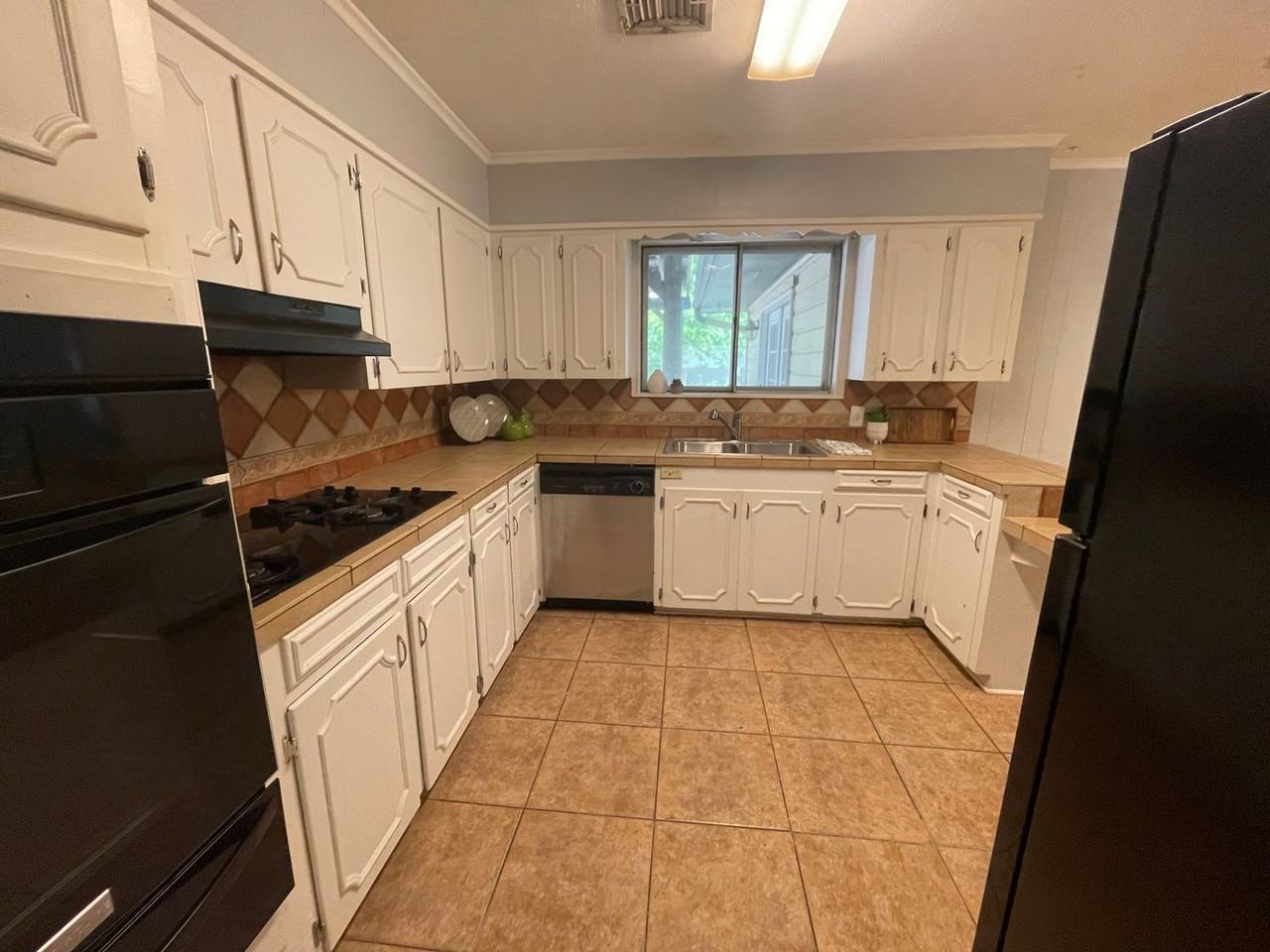 9357 Savanna Dr - Photo 5 of 16