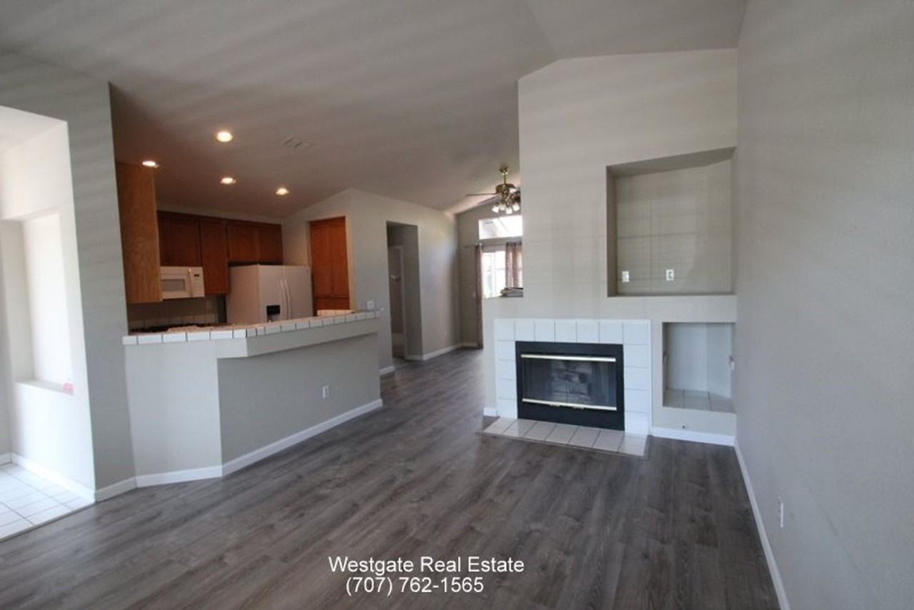 1801 Foxboro St - Photo 2 of 26