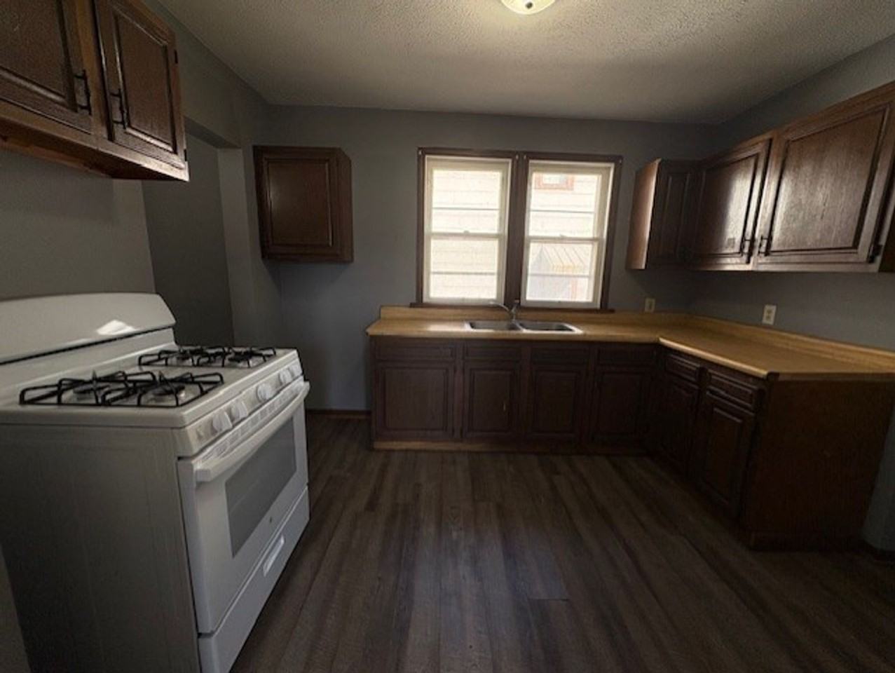 566 Sumner St - Photo 4 of 9