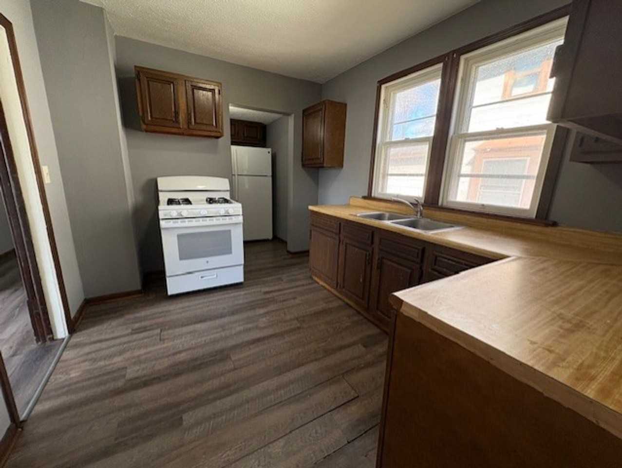 566 Sumner St - Photo 5 of 9