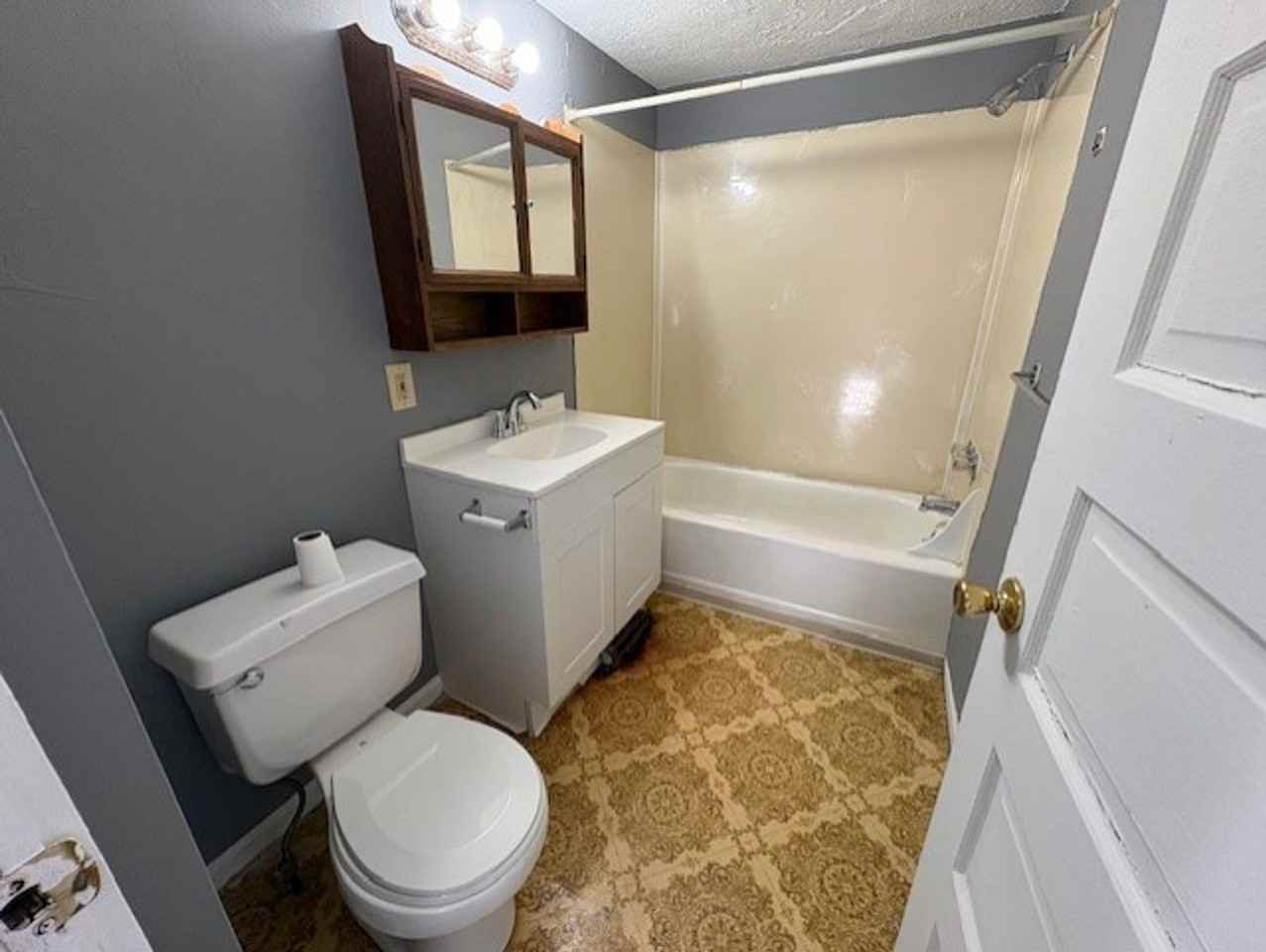 566 Sumner St - Photo 6 of 9