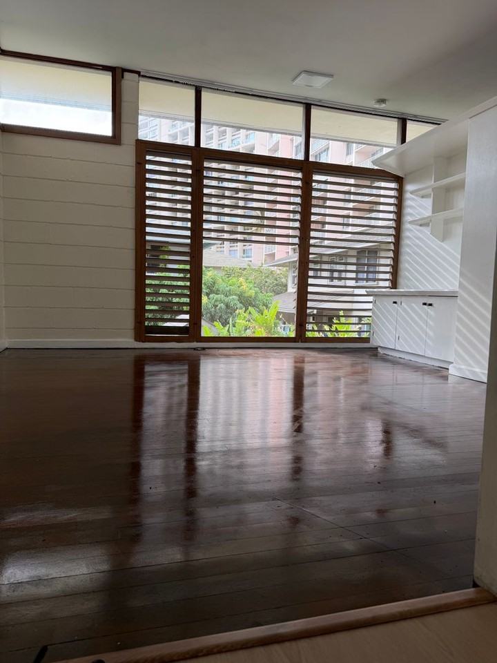 1219 - Photo 2 of 21