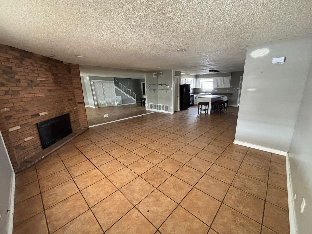 500 W Kiowa Dr - Photo 2 of 7