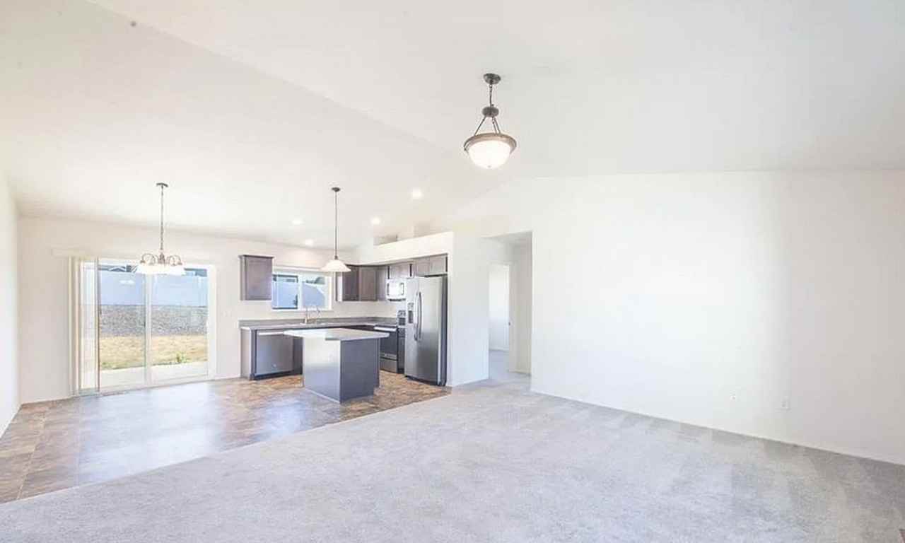 1556 Frontier Dr - Photo 2 of 5