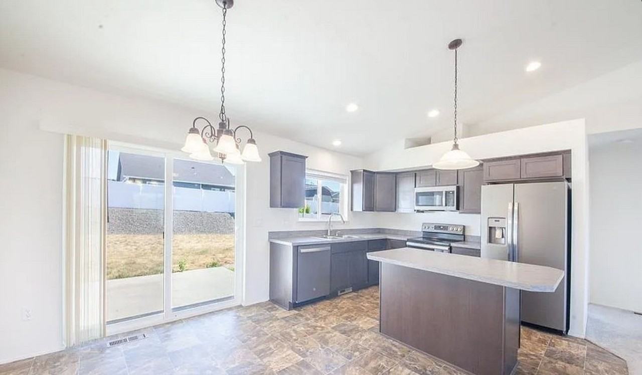 1556 Frontier Dr - Photo 3 of 5