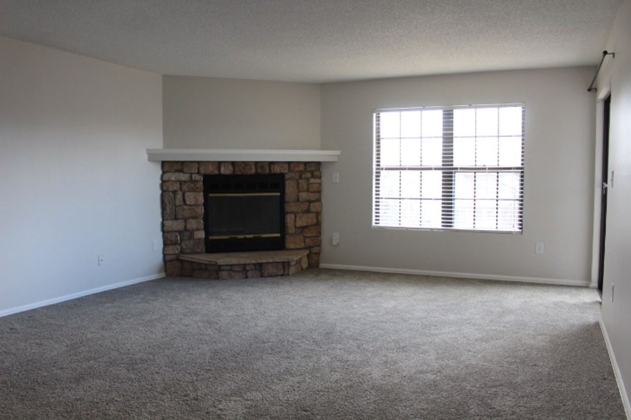 12024 W Cross Dr - Photo 6 of 22