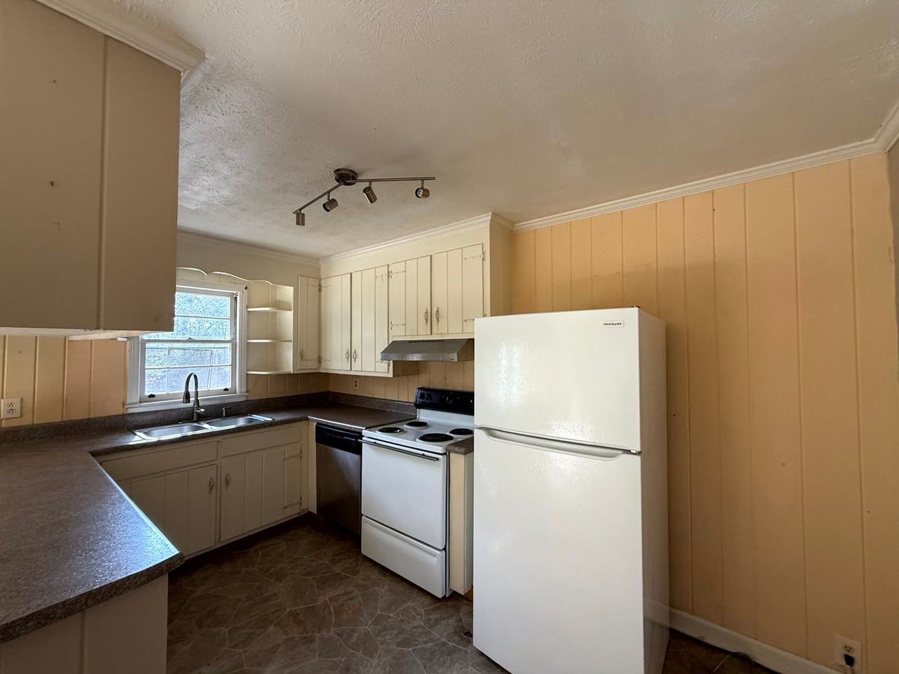 2109 Lombardy Dr - Photo 4 of 16