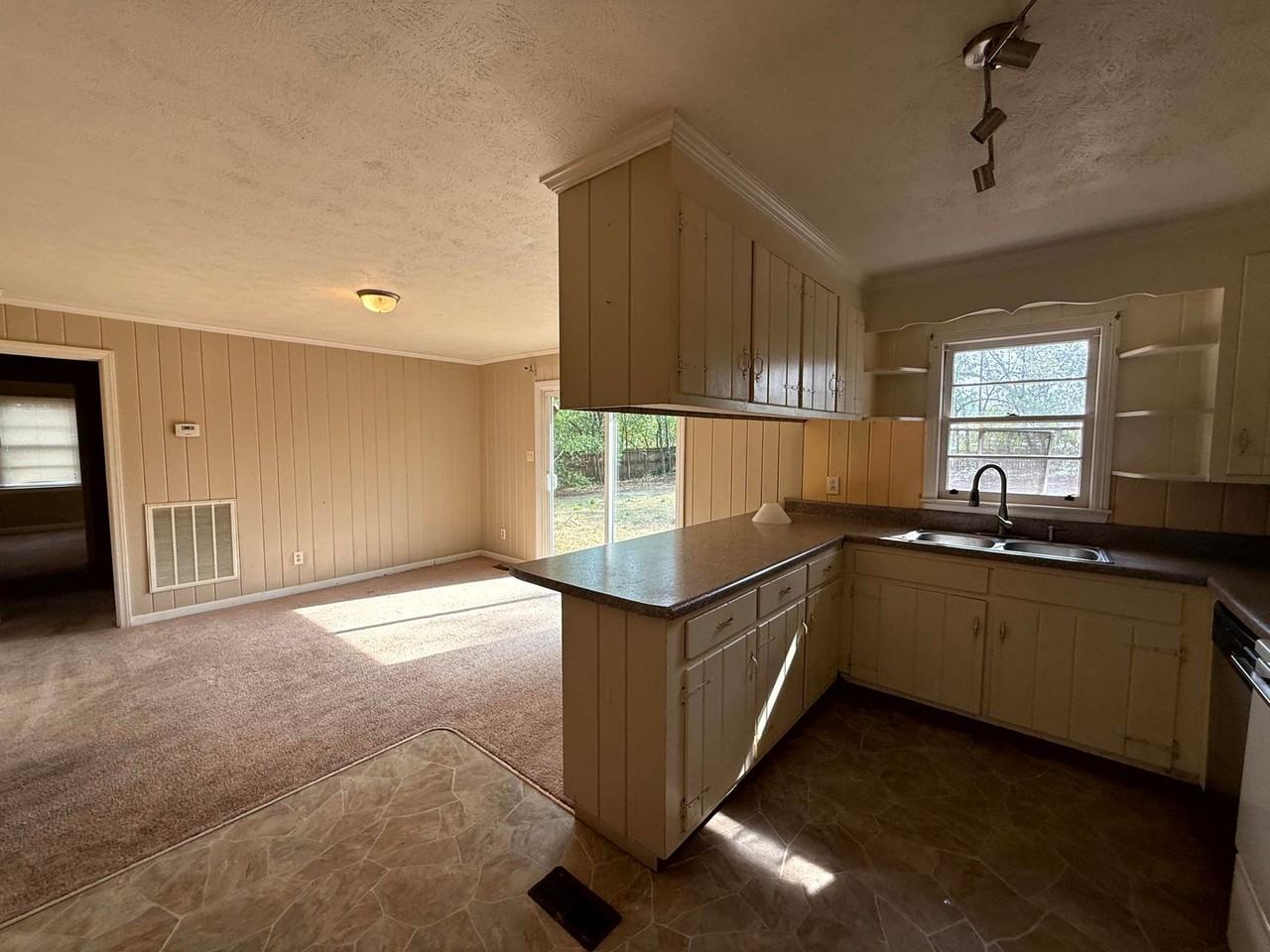 2109 Lombardy Dr - Photo 5 of 16