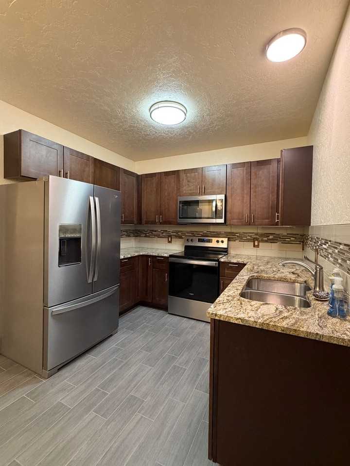 350 Greenway Dr - Photo 2 of 13