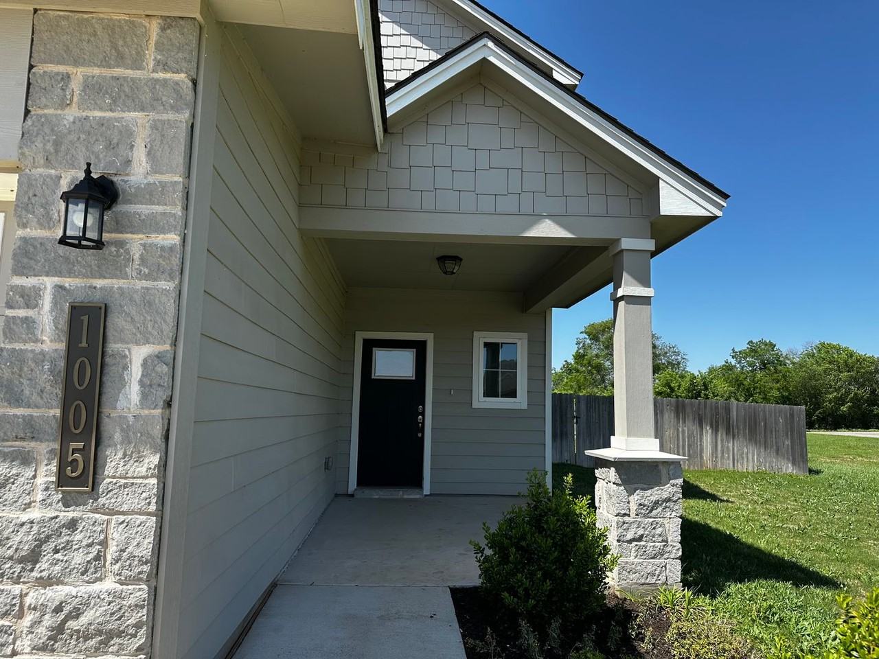 1005 Elise Ave - Photo 2 of 19