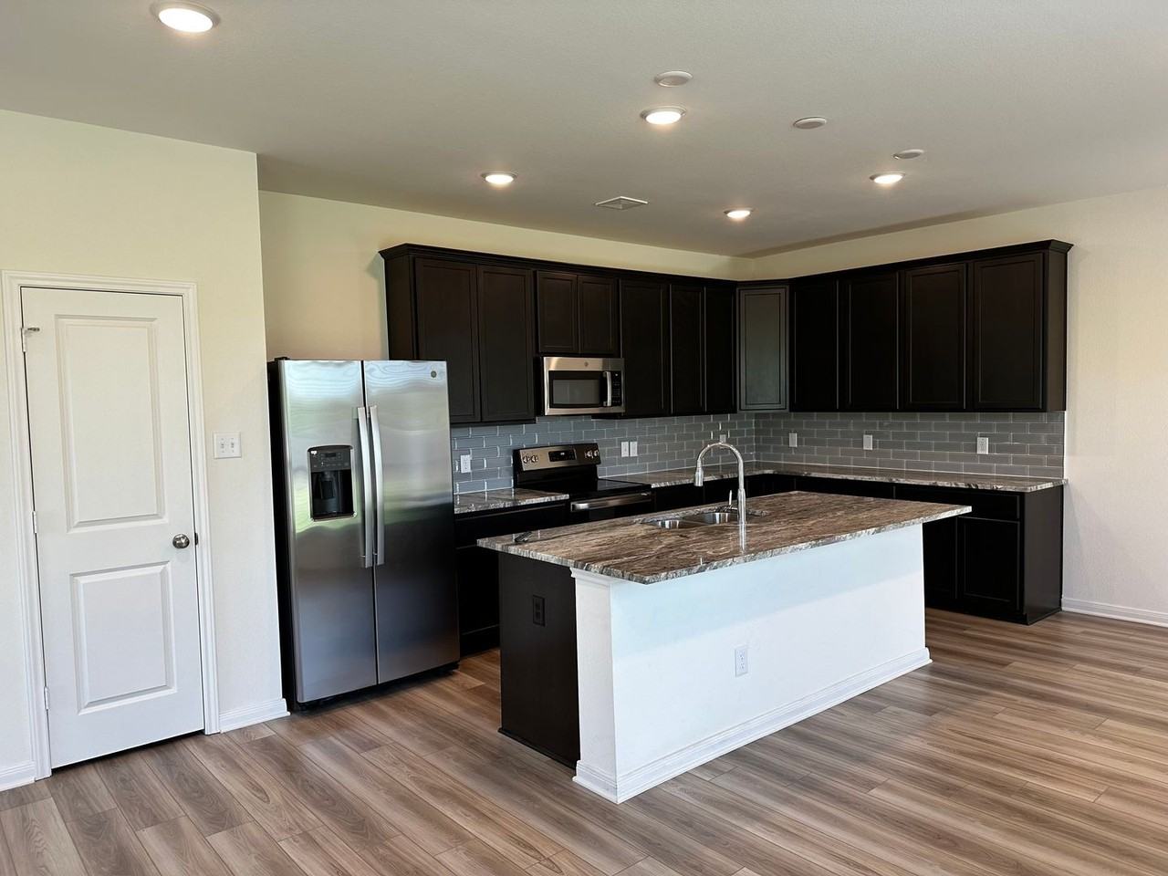 1005 Elise Ave - Photo 3 of 19