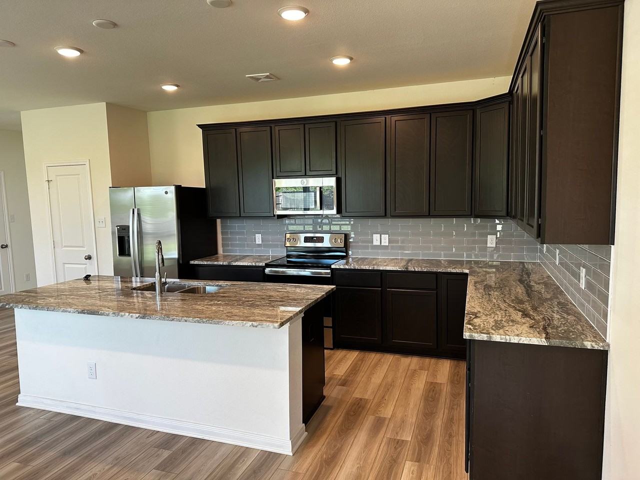 1005 Elise Ave - Photo 4 of 19