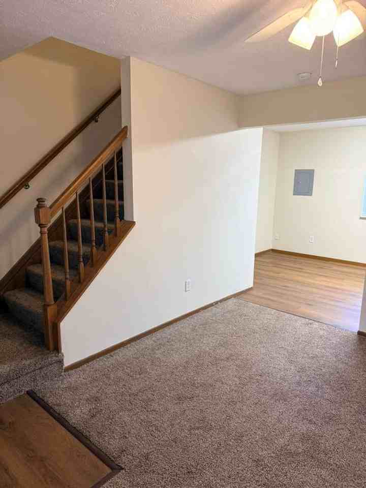 617 Mentor Ave - Photo 4 of 9