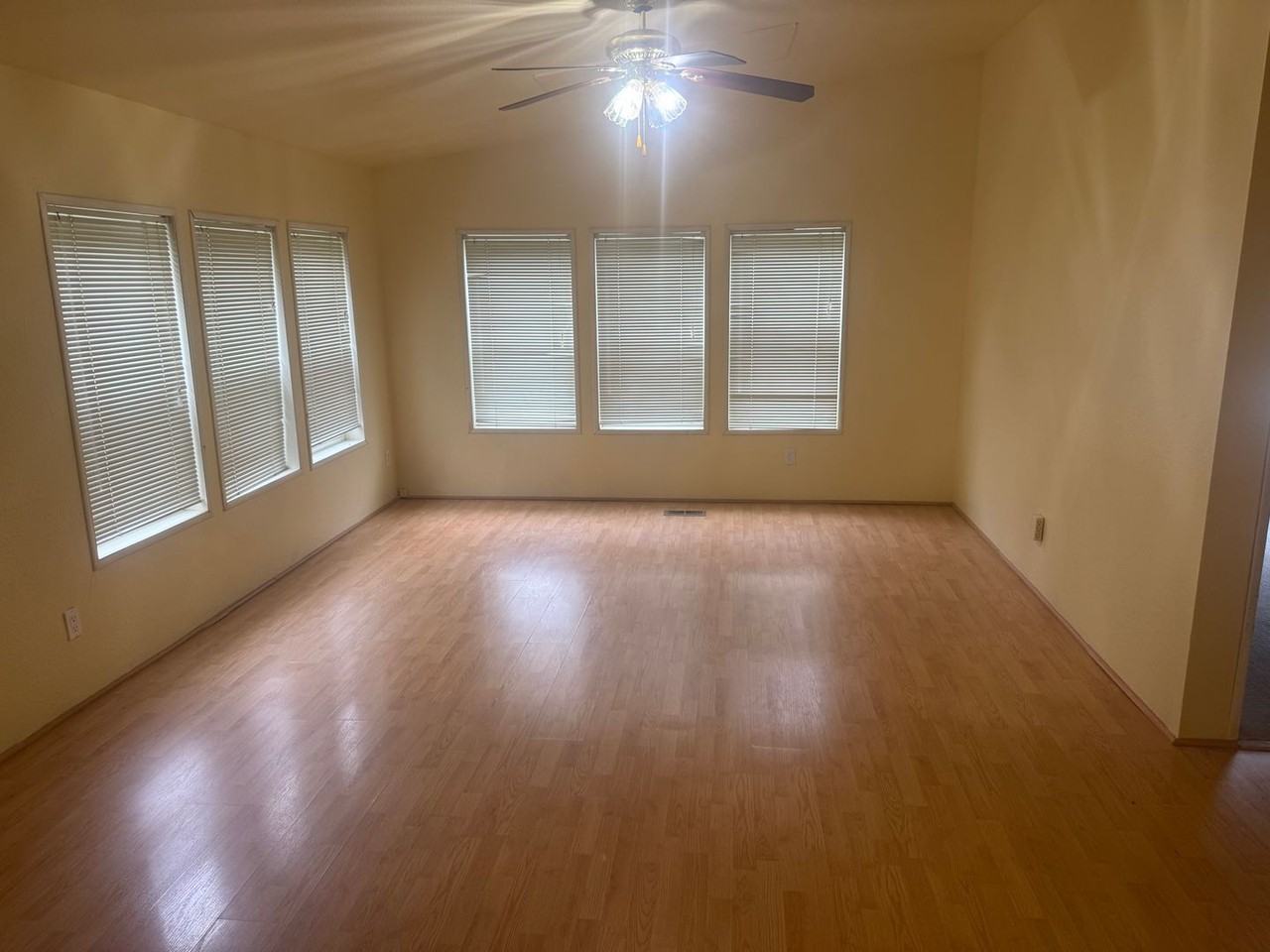 1904 N 32nd Pl - Photo 4 of 16