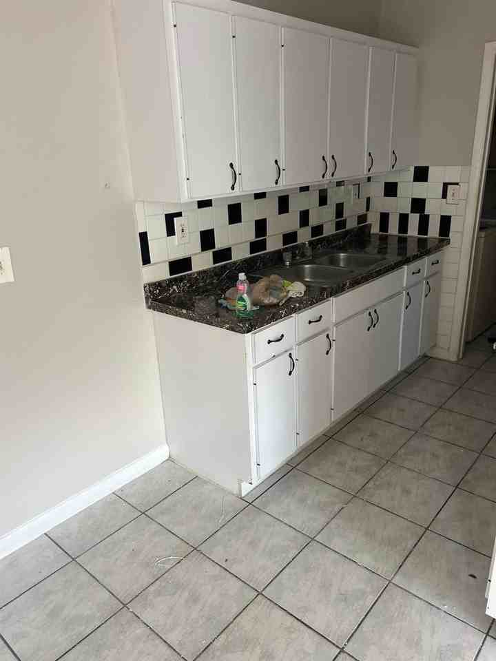 990 Sw 76th Ave - Photo 2 of 9