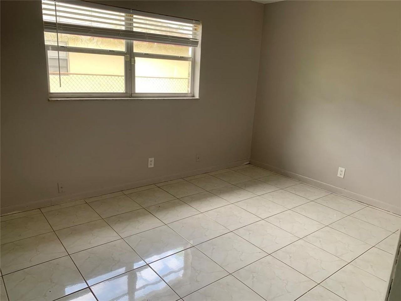 990 Sw 76th Ave - Photo 6 of 9