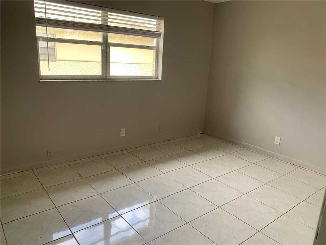 990 Sw 76th Ave - Photo 7 of 9