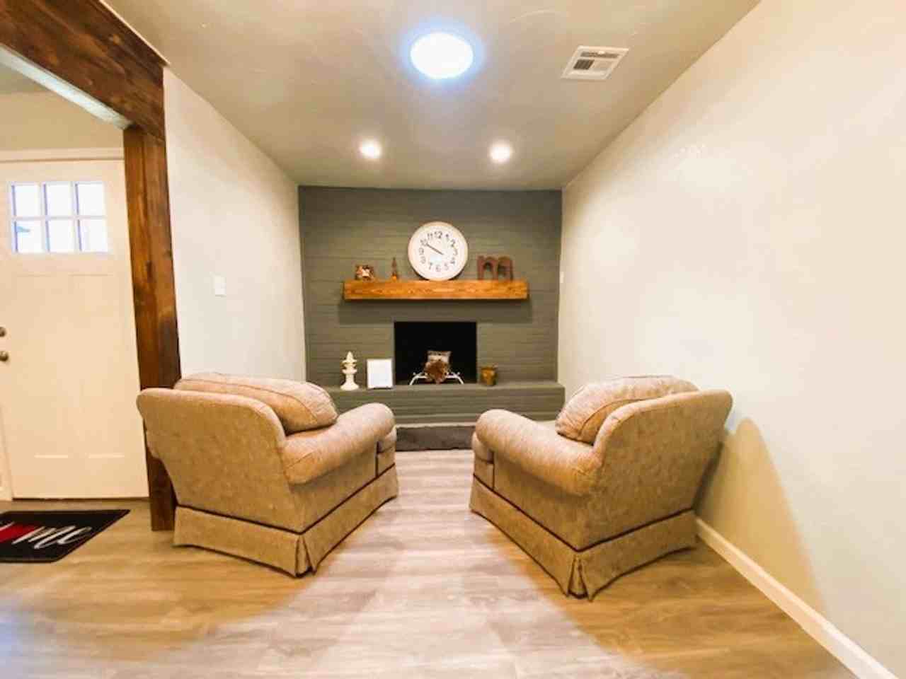 1100 Elmhurst St - Photo 5 of 21