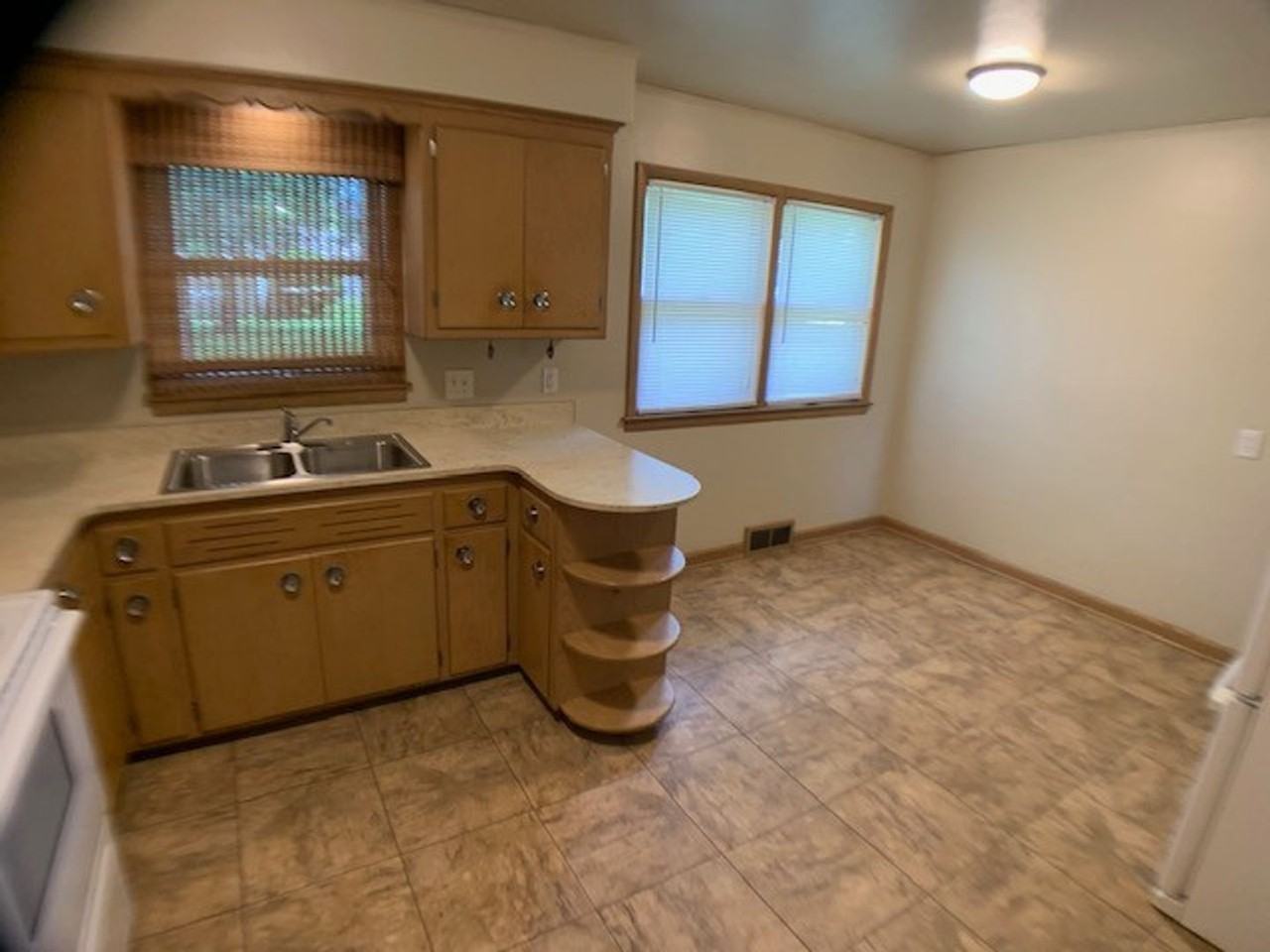 8111 W Raymond Ln - Photo 2 of 13