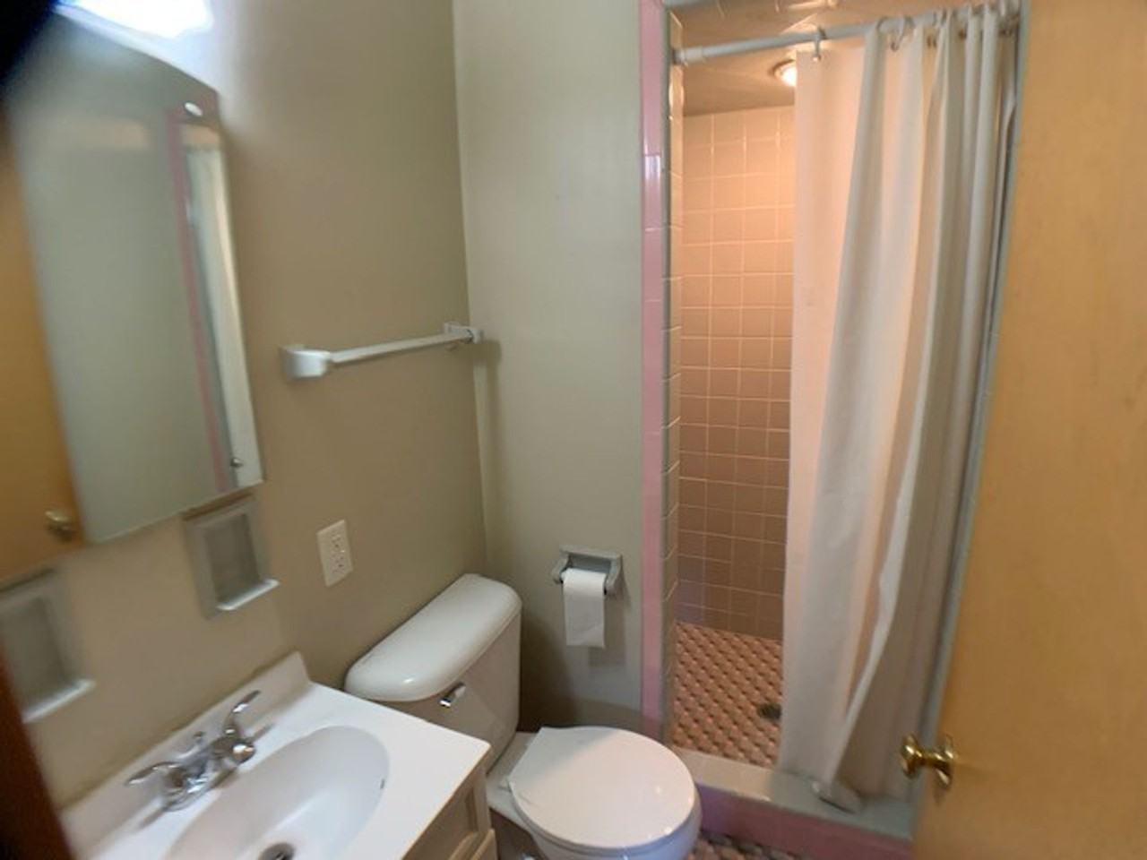 8111 W Raymond Ln - Photo 4 of 13