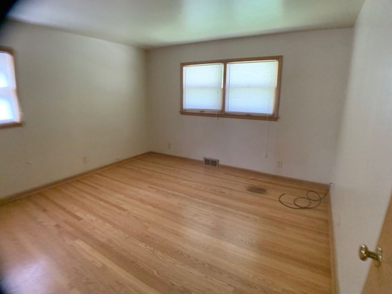 8111 W Raymond Ln - Photo 5 of 13