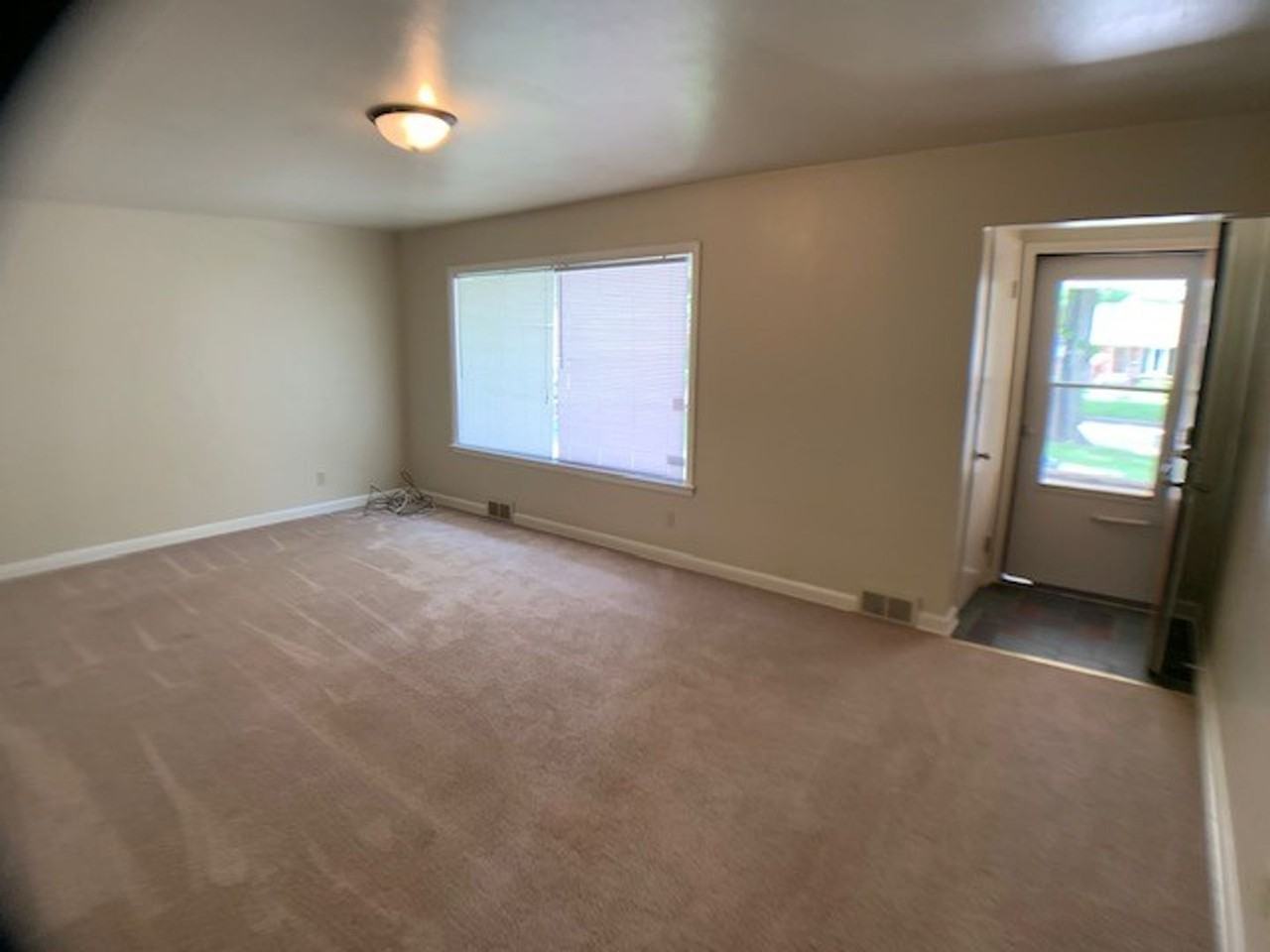 8111 W Raymond Ln - Photo 6 of 13