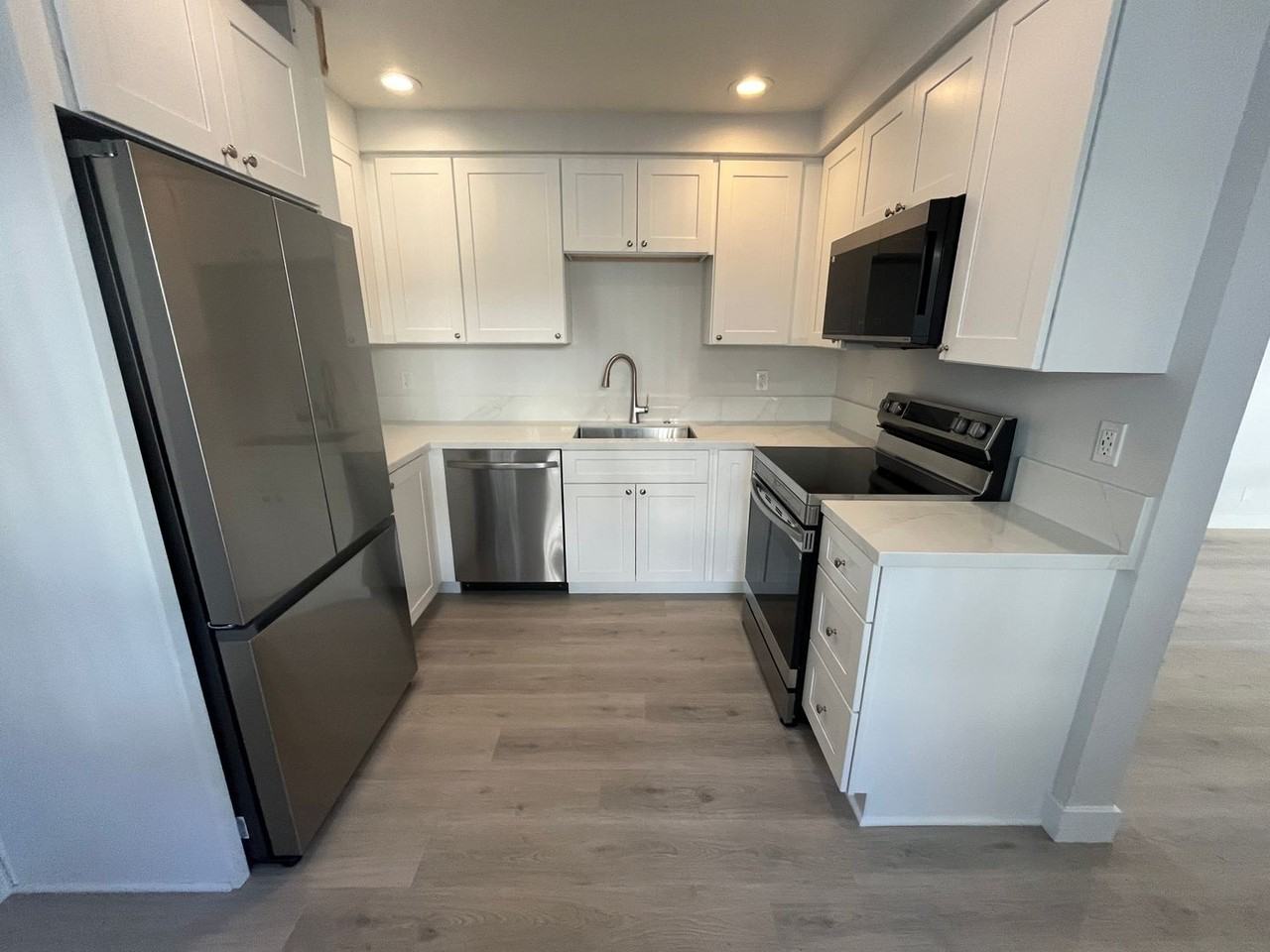 519 Stratford Ct #C - Photo 6 of 26