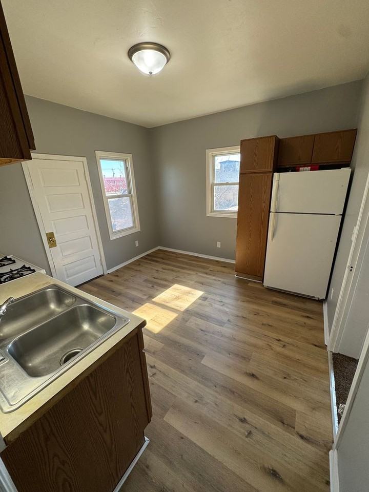 915 S Chestnut - Photo 4 of 16