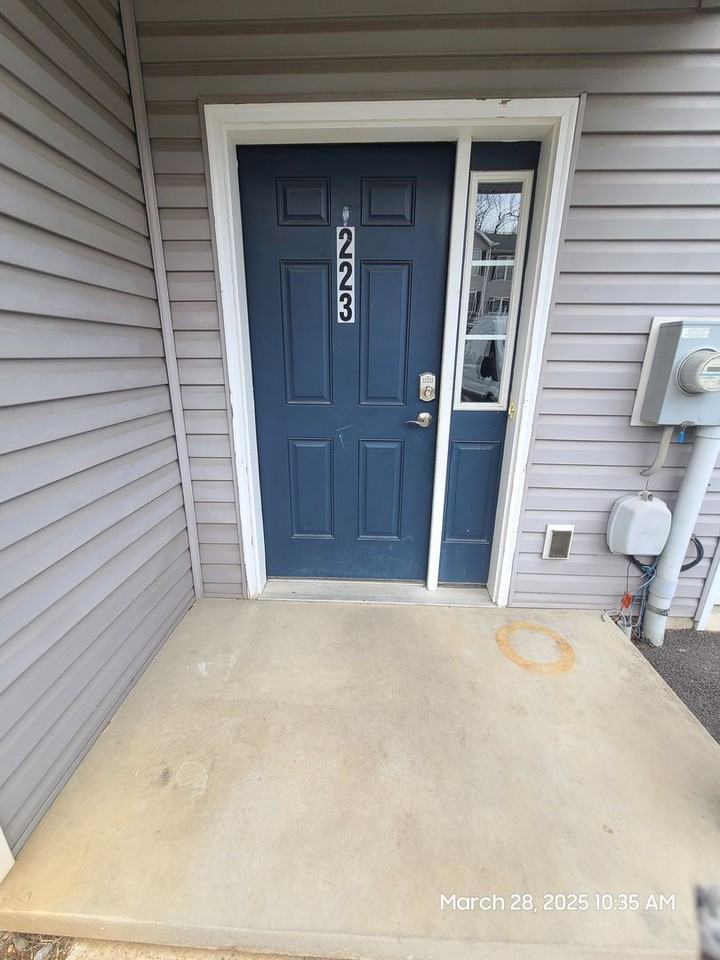 223 Crown Ct - Photo 2 of 50