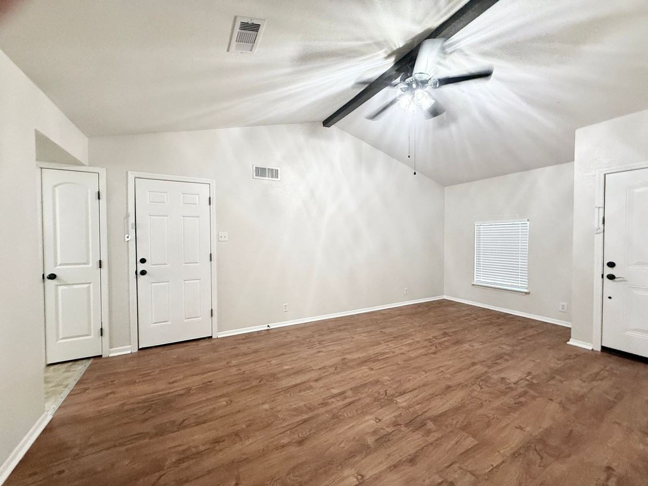 941 S Walker St - Photo 4 of 22