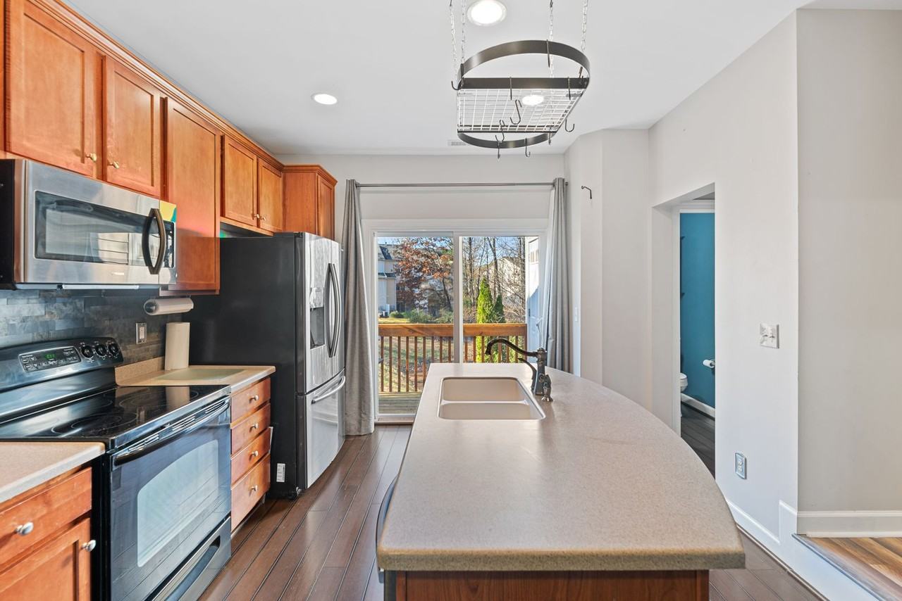 8007 Goldenrain Way - Photo 7 of 19