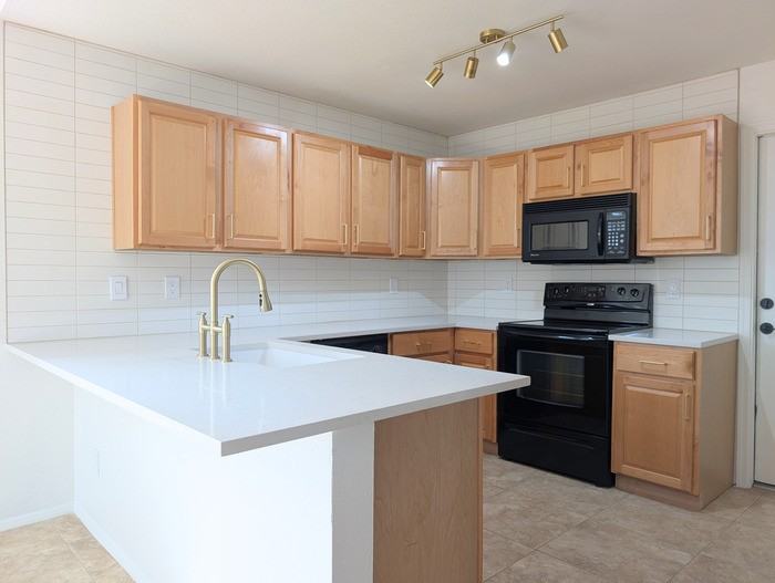 11807 N 76th Ave - Photo 4 of 16