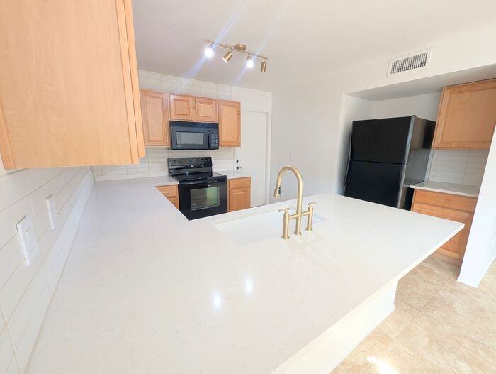 11807 N 76th Ave - Photo 6 of 16