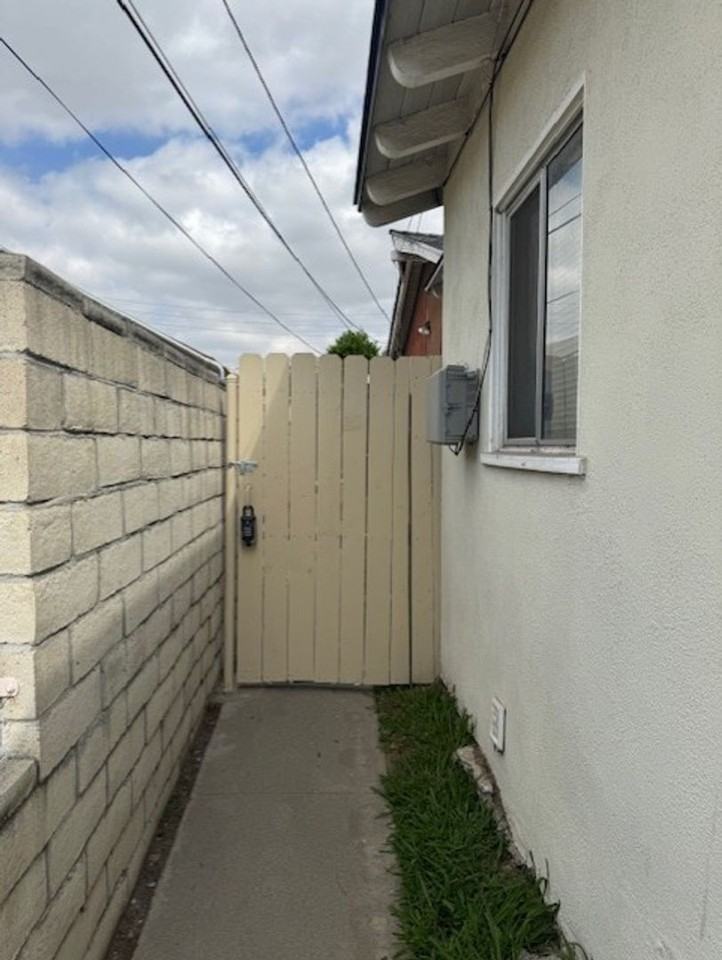 2425 W Cameron St - Photo 2 of 28