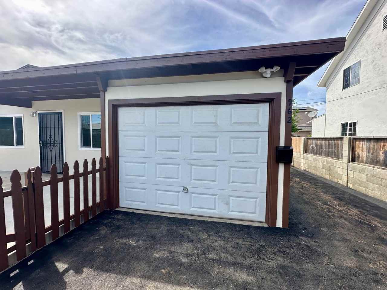 962 Georgia St - Photo 2 of 26