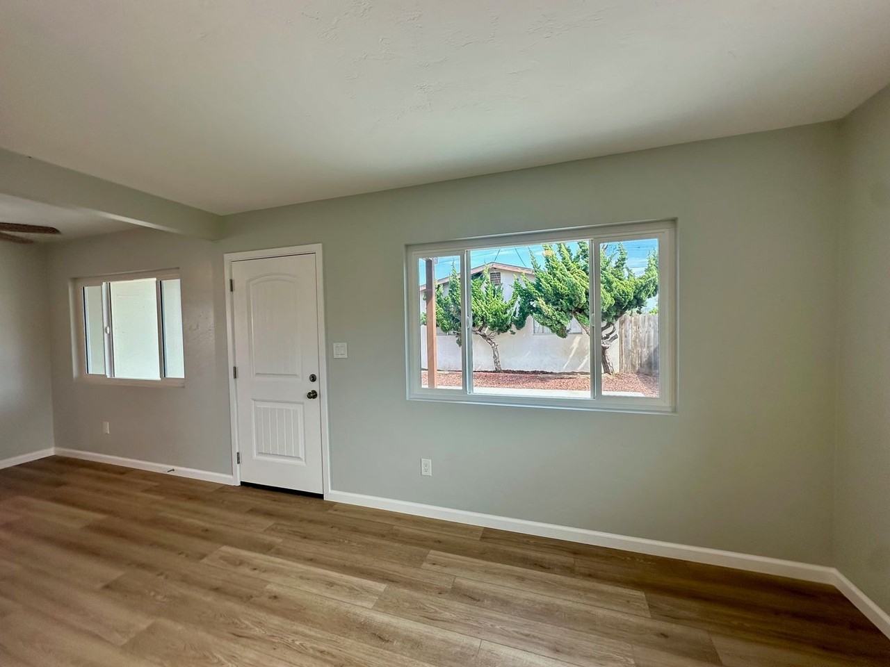 962 Georgia St - Photo 3 of 26