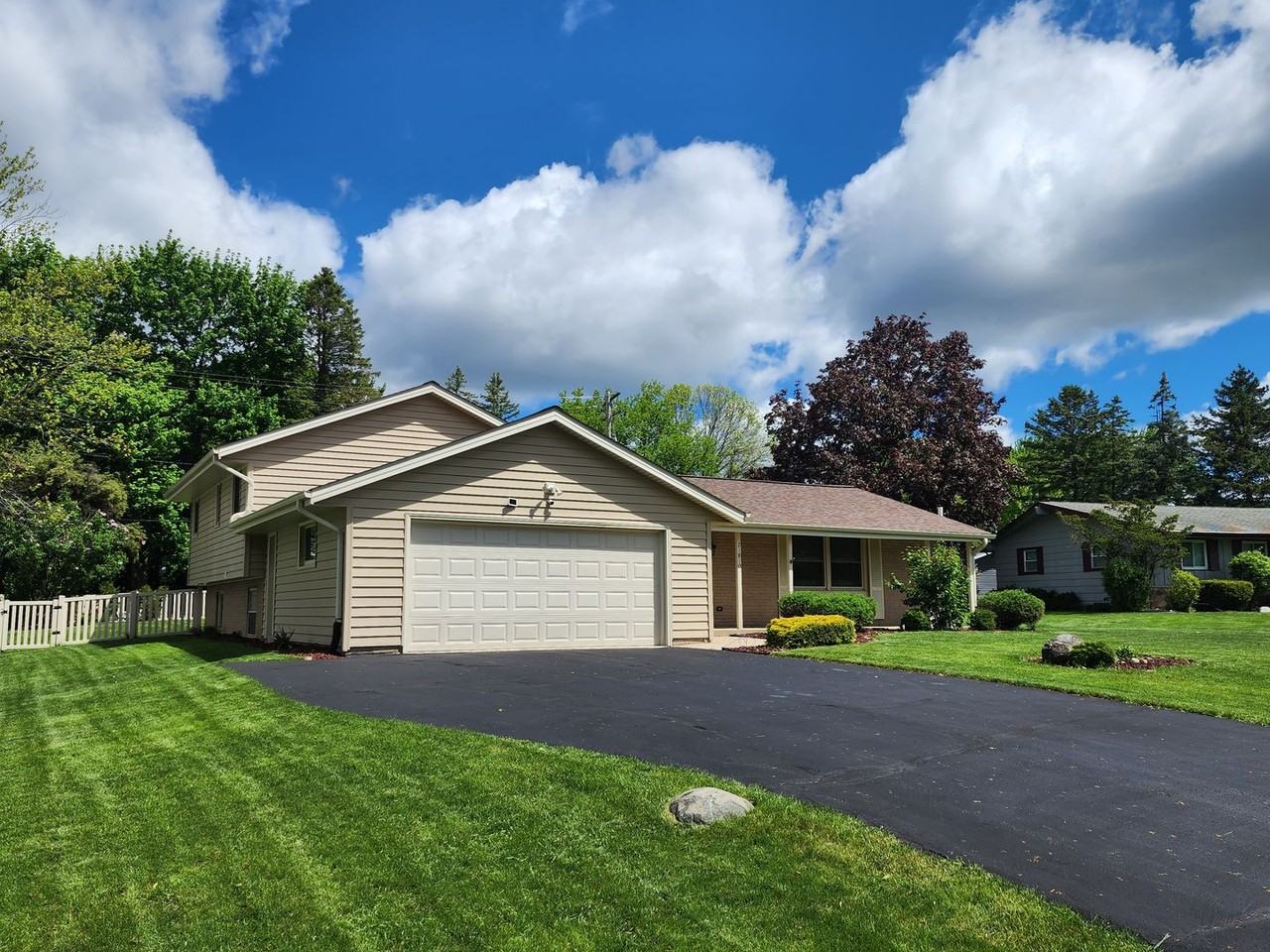 21810 Locksley Ln - Photo 2 of 29